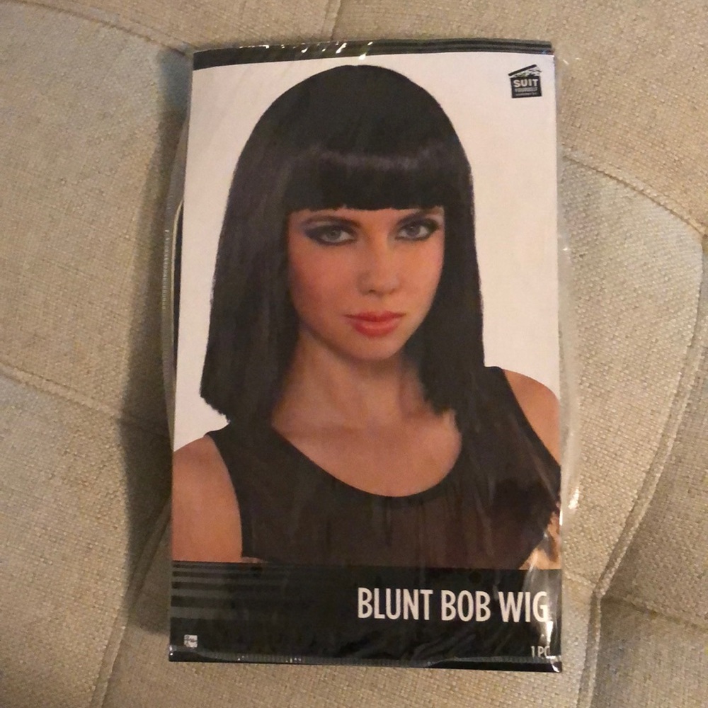 NWT. Black blunt bob wig.